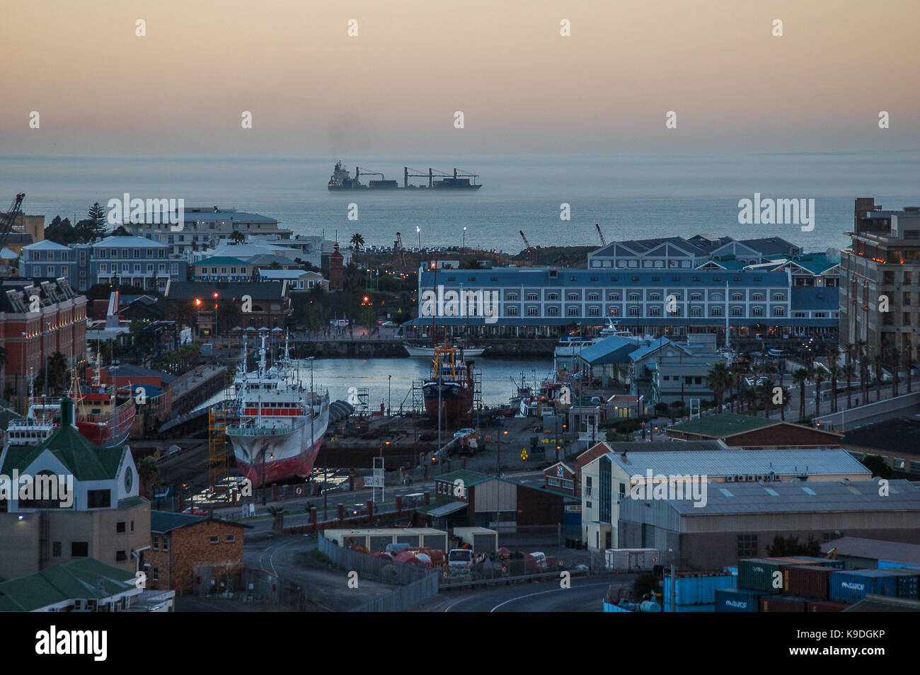 L'expédition dans le brouillard en face de waterfront, Cape Town, Afrique du Sud Banque D'Images