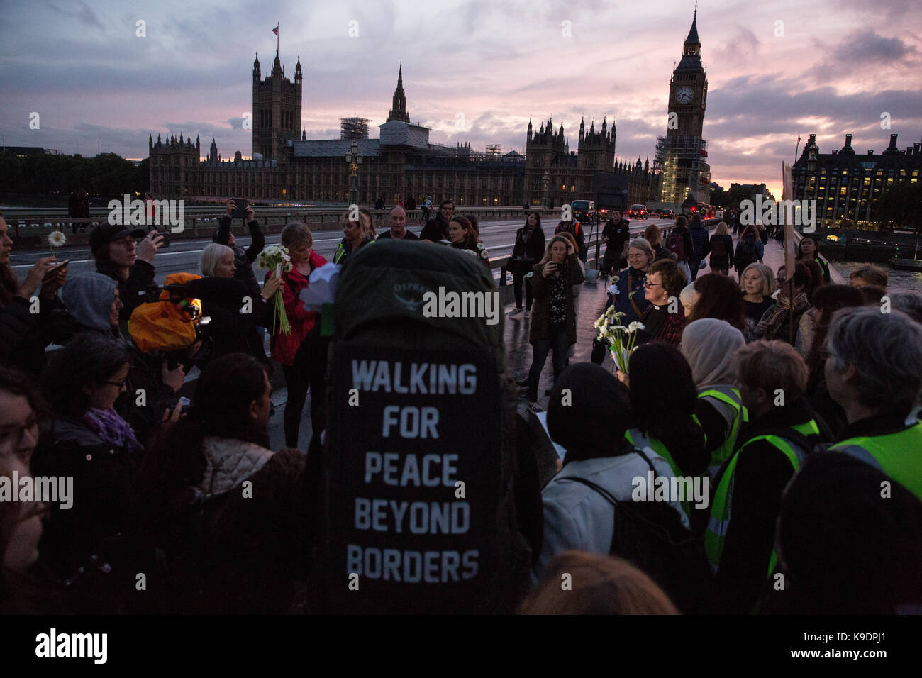 Londres, Royaume-Uni. 21 septembre, 2017. Les femmes prennent part à la marche pour la paix de Borough Market à Westminster Bridge sur la Journée mondiale de la paix. Banque D'Images
