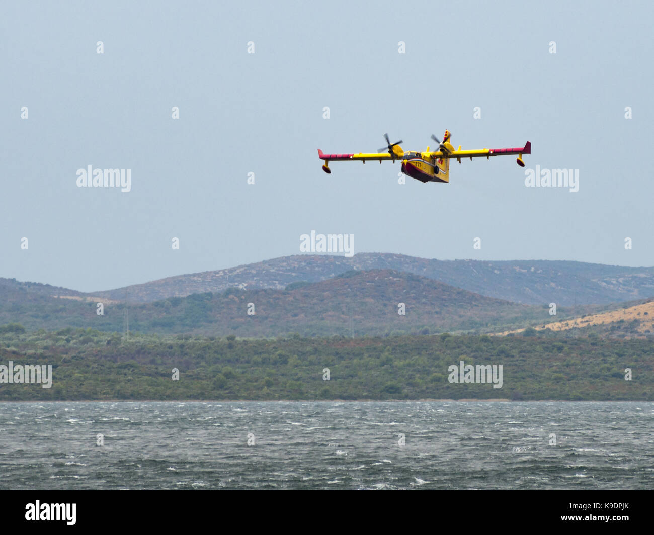 Avion bombardier d'eau, pompier, prenant l'eau du réservoir d'air de la mer et d'extinction d'incendie de forêt en Croatie, à proximité du parc national de la Krka et skrad Banque D'Images