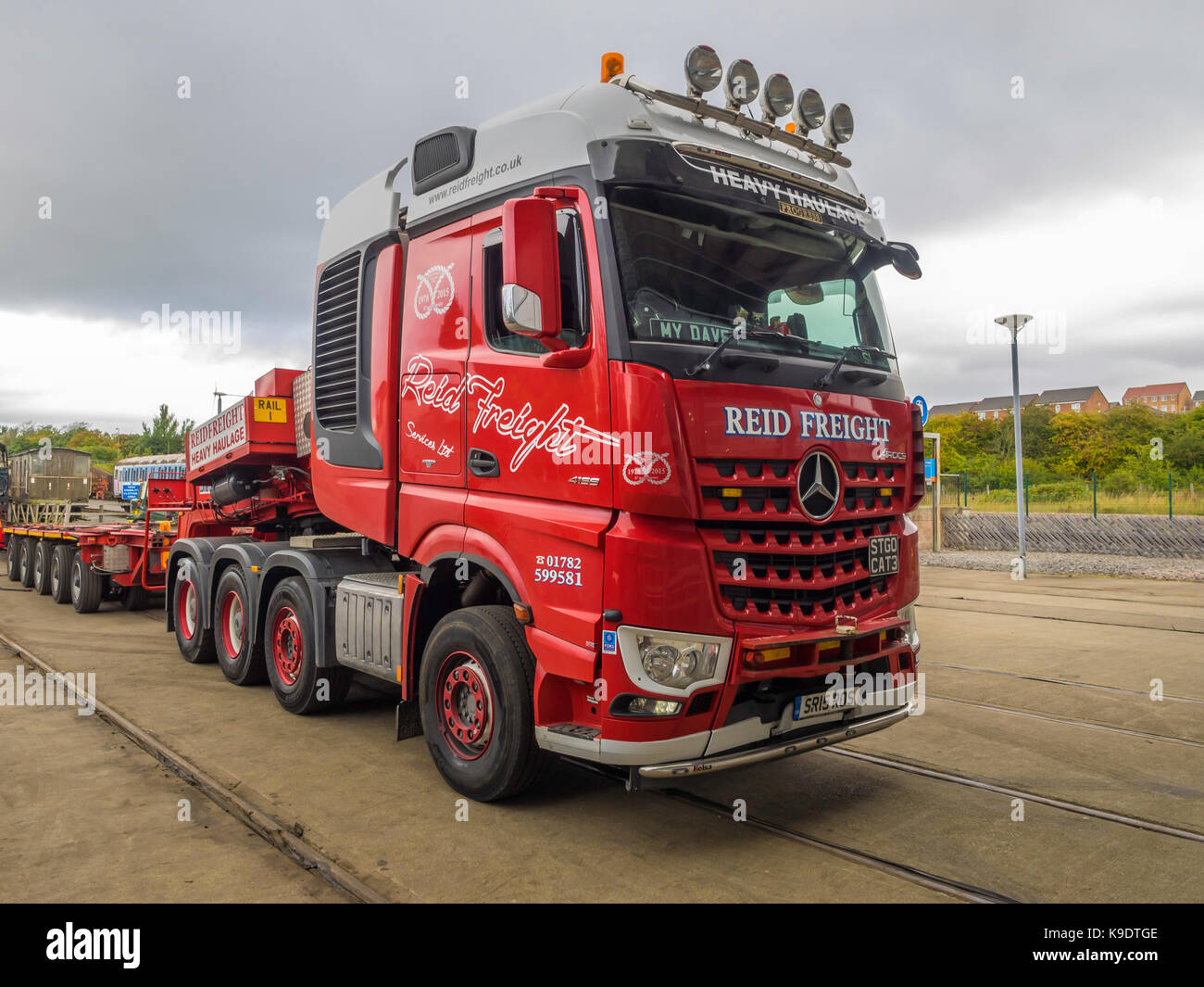 Reid Freight Services Ltd low-chargeur chariot pour le transport de véhicules de chemin de fer sur la route et en mesure de charger les véhicules sur rail à l'aide de voies temporaires Banque D'Images