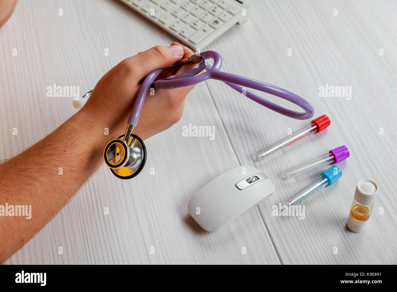 Les mains du médecin à la table tient dans les mains d'un endoscope Banque D'Images