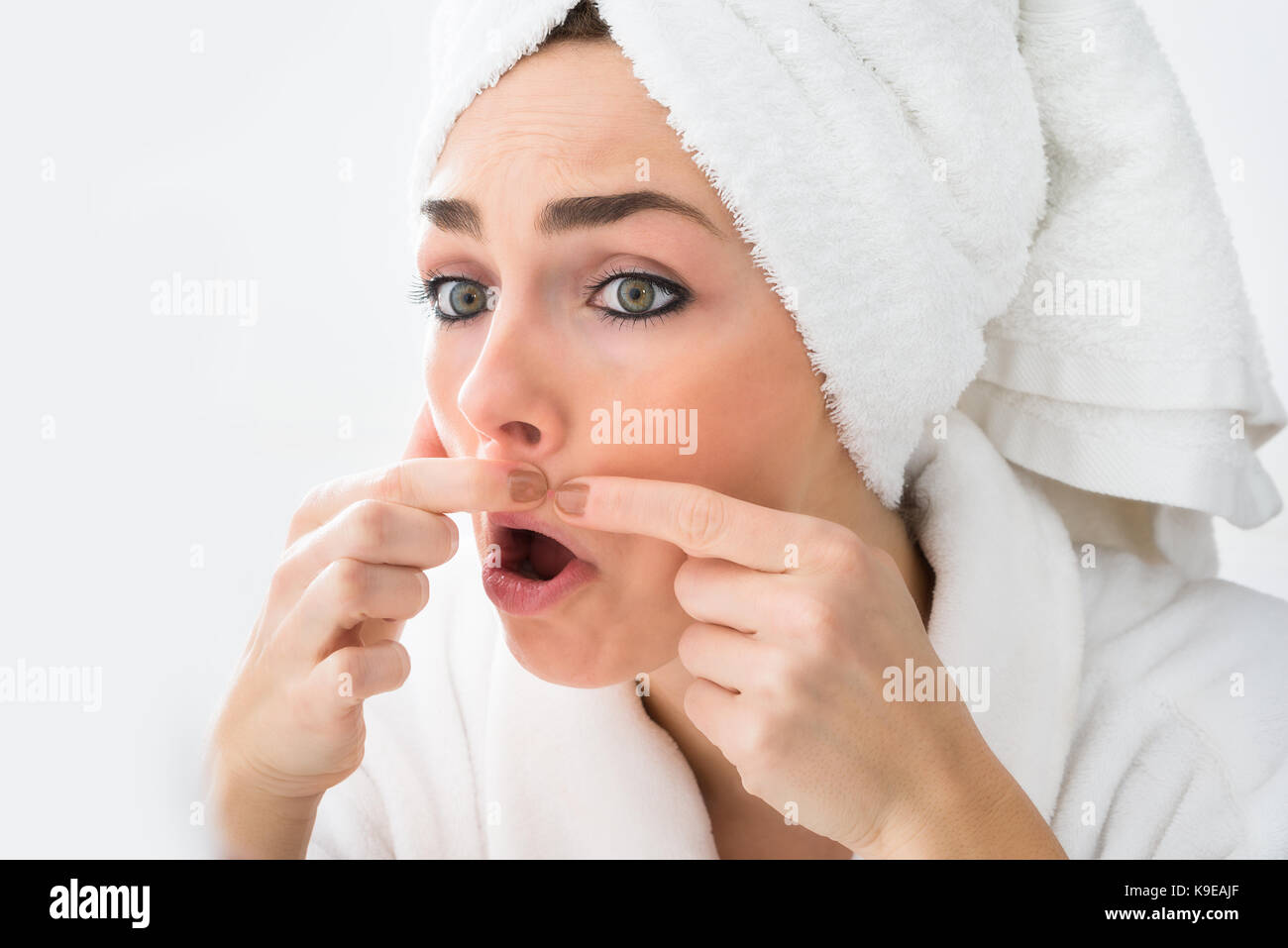 Close-up of woman looking at bouton sur face Banque D'Images