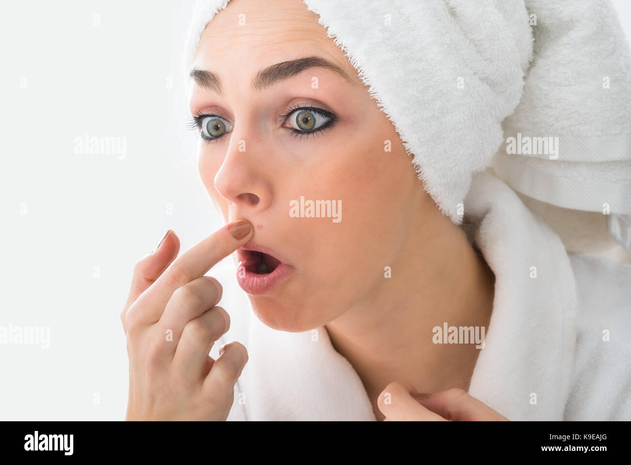 Close-up of woman looking at bouton sur face Banque D'Images