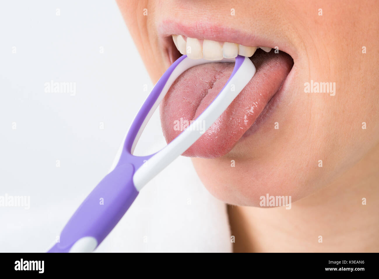 Close-up of a woman cleaning sa langue Banque D'Images