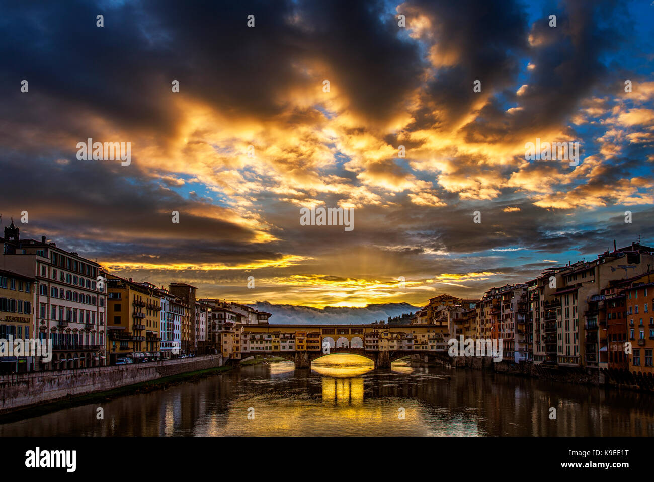 Les nuages de tempête clairement au lever du soleil sur le ponte Vecchio à Florence, Italie Banque D'Images