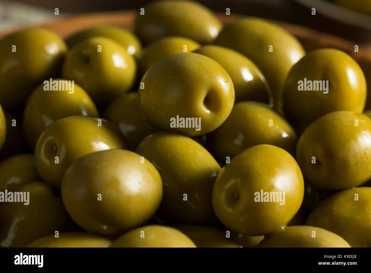 Grecque biologique dans un bol d'olives vertes Banque D'Images