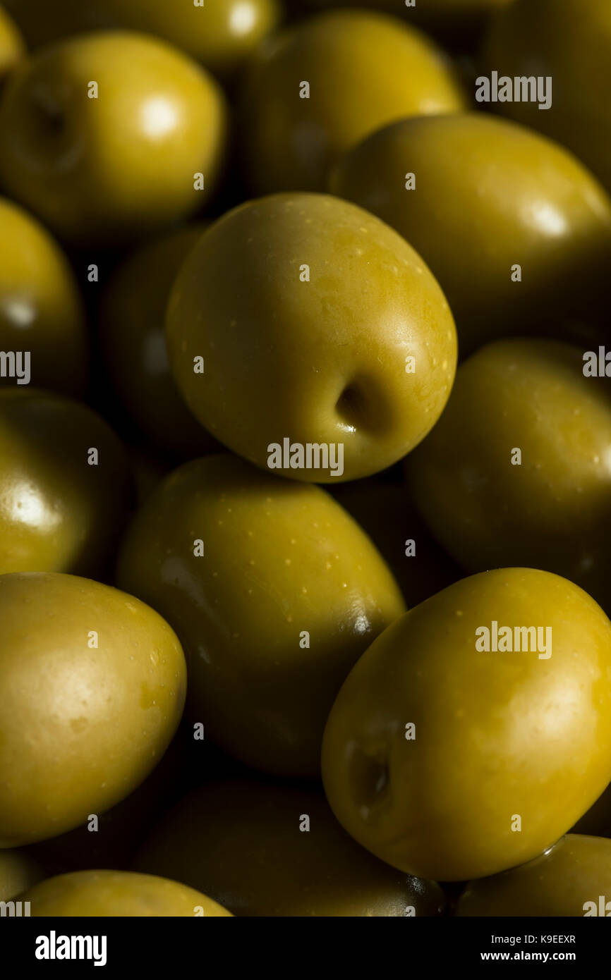 Grecque biologique dans un bol d'olives vertes Banque D'Images