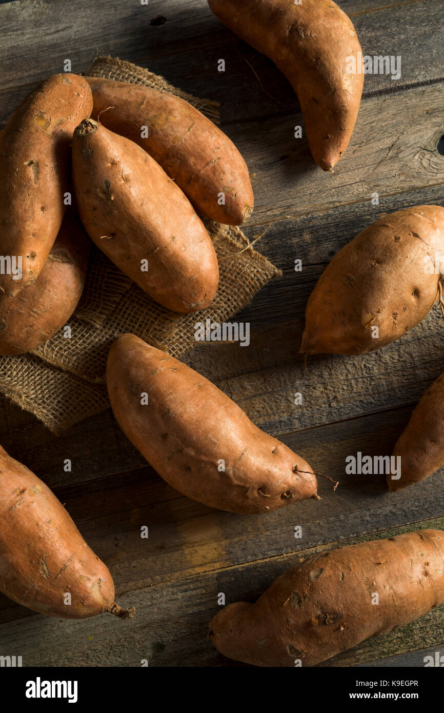 Matières organiques orange igname patate prêt à cuire Banque D'Images