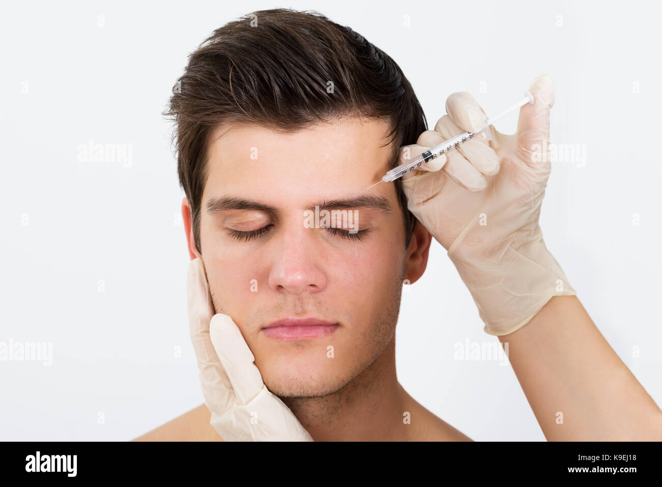 Close-up de l'injection avec seringue mains personne botox pour le traitement visage Banque D'Images