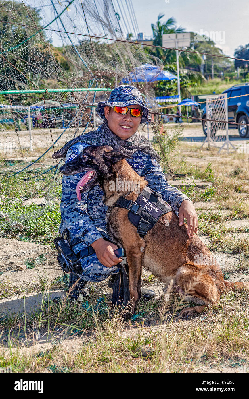 La Garde côtière Philippine Division K-9 de chien et son chien Malinois belge à Puerto Princesa, l'île de Palawan, Philippines. Banque D'Images
