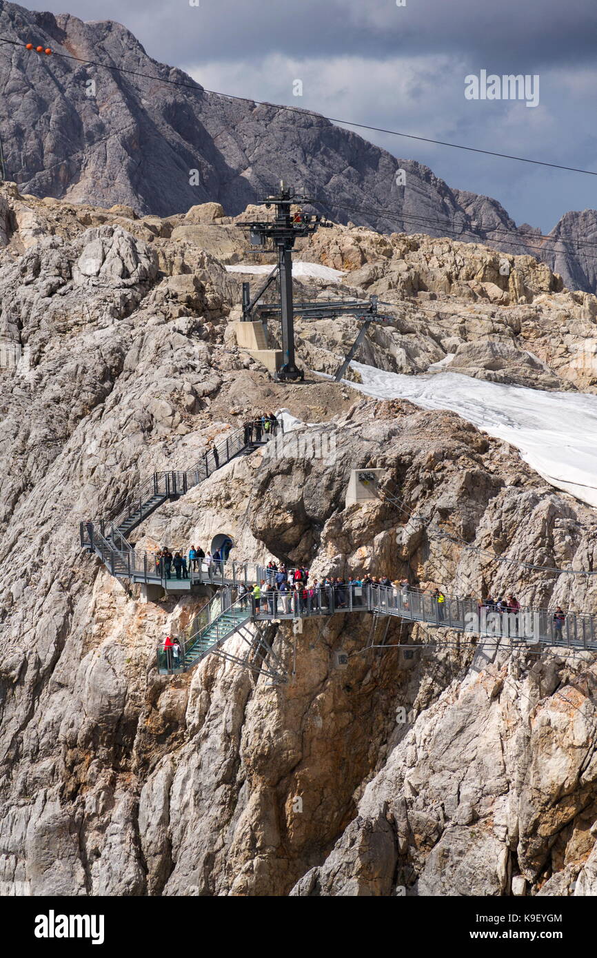 Ramsau am dachstein, Autriche - août 17 : les touristes à pied sur le pont suspendu le plus austrias dachstein suspension bridge le 17 août 2017 dans ra Banque D'Images