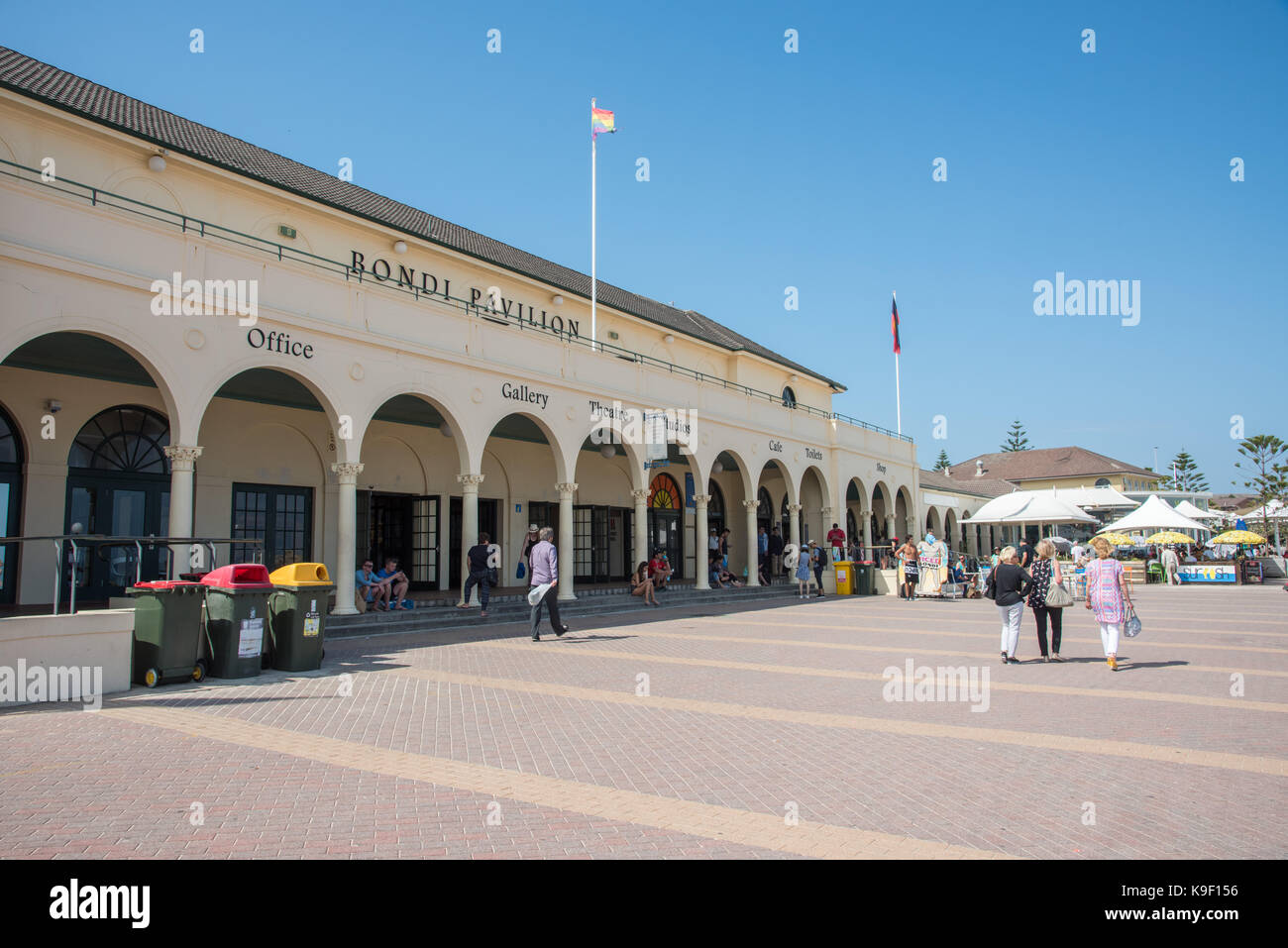 Sydney, NSW, Australie-novembre 21,2016 : bondi pavilion auprès des touristes à la promenade de la plage de Bondi à Sydney, Australie Banque D'Images