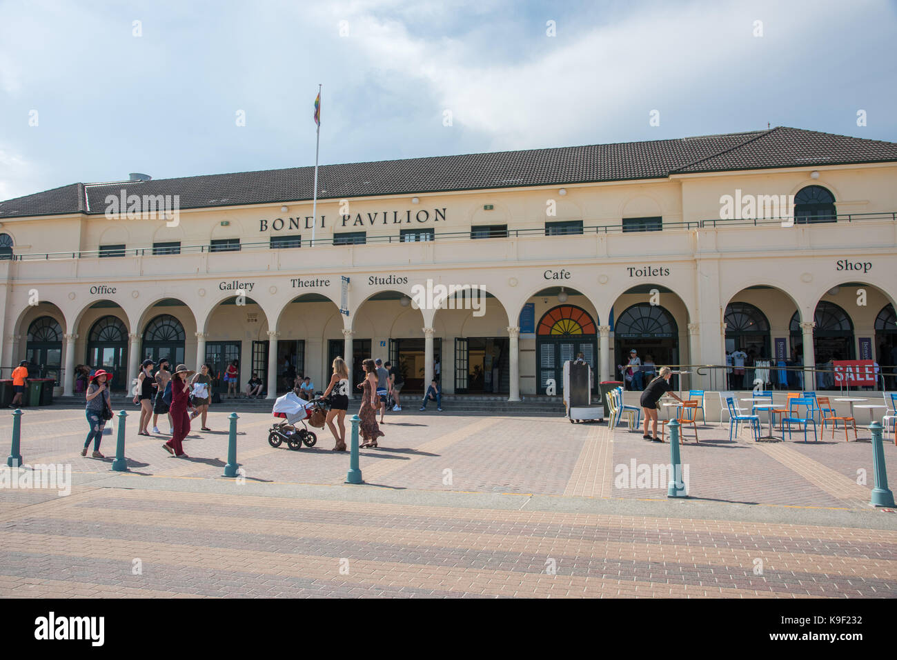 Sydney, NSW, Australie-novembre 21,2016 : personnes marchant à l'extérieur de bondi pavilion à l'estran de la plage de Bondi à Sydney, Australie Banque D'Images