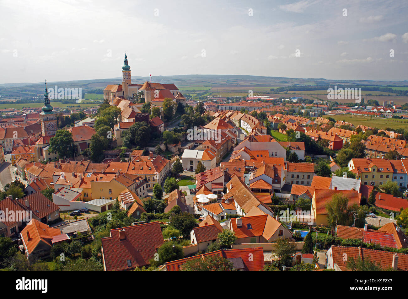 Toits rouges de la ville médiévale de Mikulov et tours du château et de l'église en Moravie, République tchèque. Banque D'Images