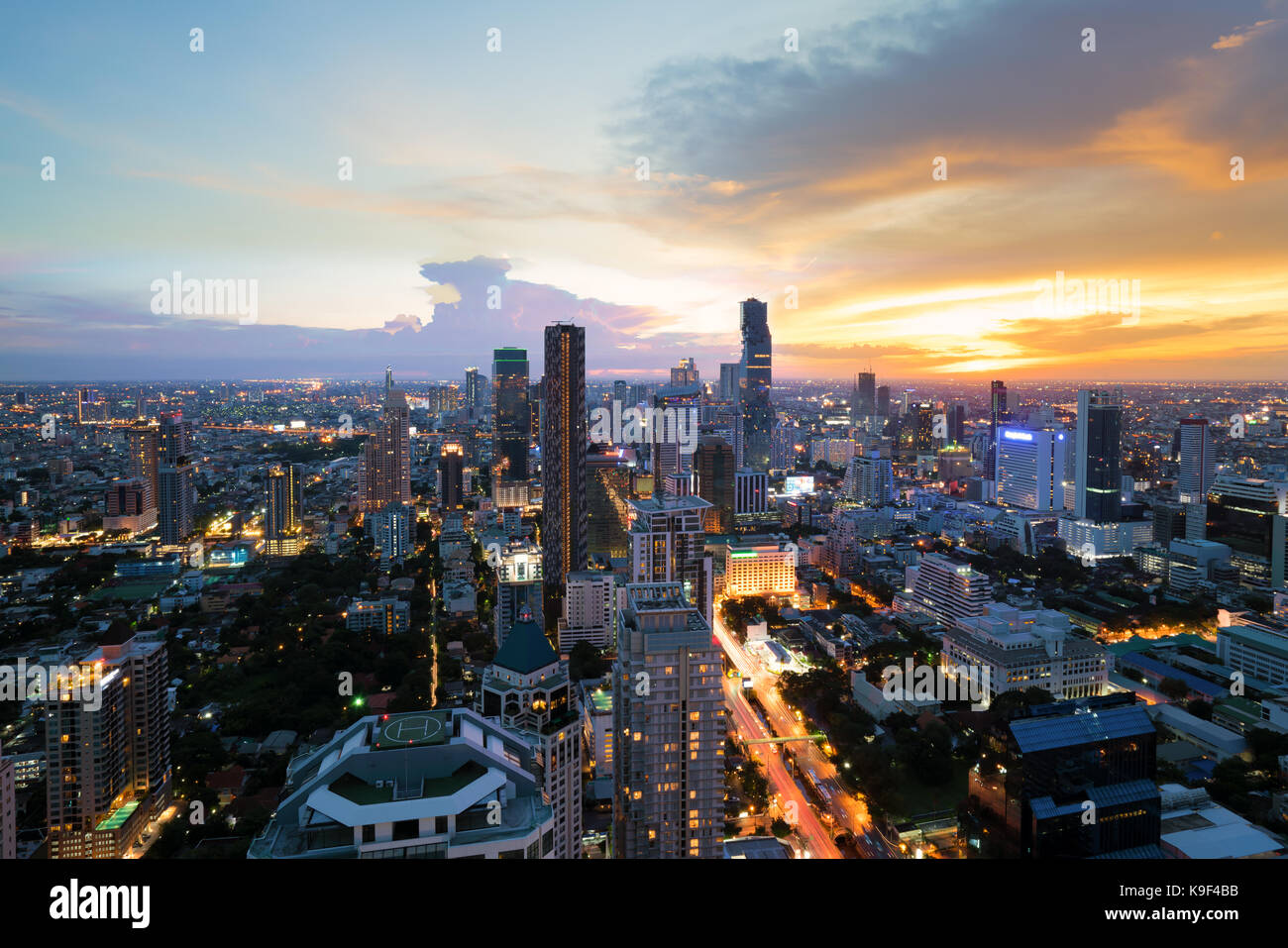 Immeuble moderne dans le quartier des affaires de Bangkok à Bangkok city skyline, au crépuscule, avec la Thaïlande. Banque D'Images