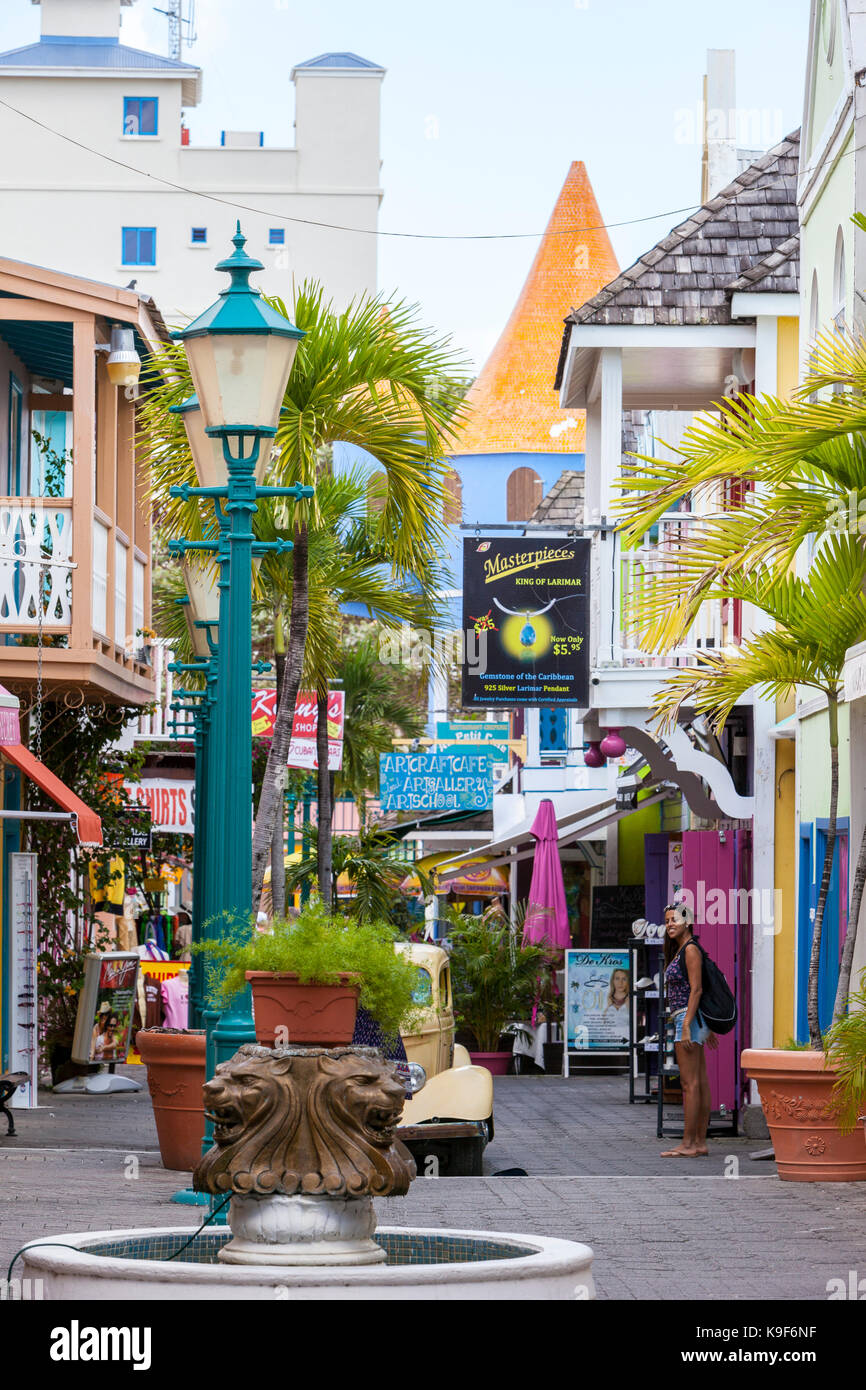 Philipsburg, Saint Martin. Vieille rue Scène de rue. Banque D'Images