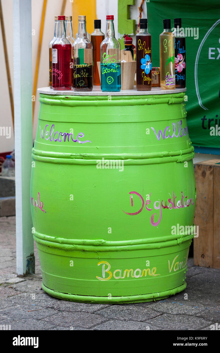 Philipsburg, Saint Martin. Un assortiment de saveurs pour des boissons mixtes affiché à l'extérieur d'un bar. Banque D'Images