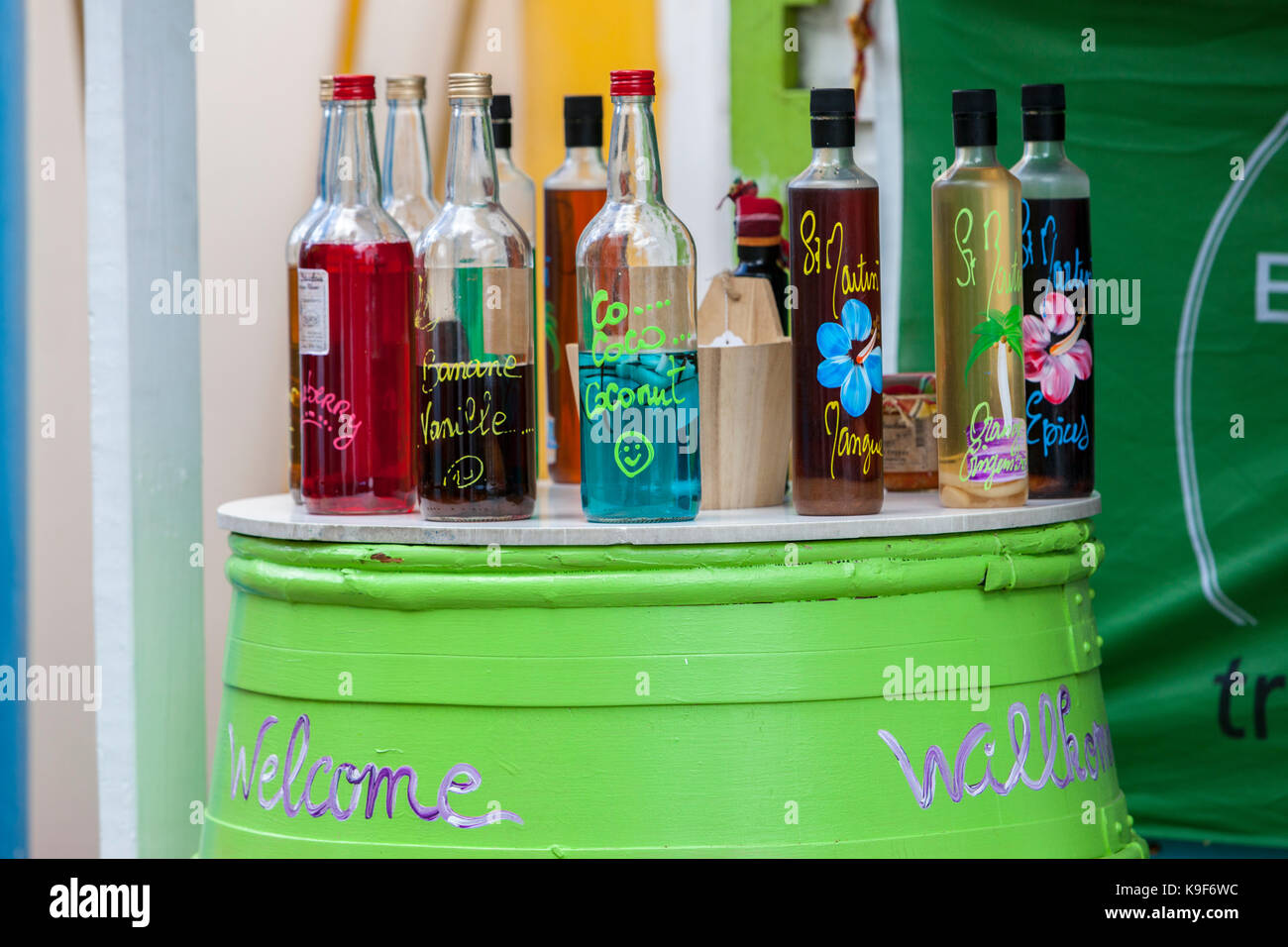 Philipsburg, Saint Martin. Un assortiment de saveurs pour des boissons mixtes affiché à l'extérieur d'un bar. Banque D'Images