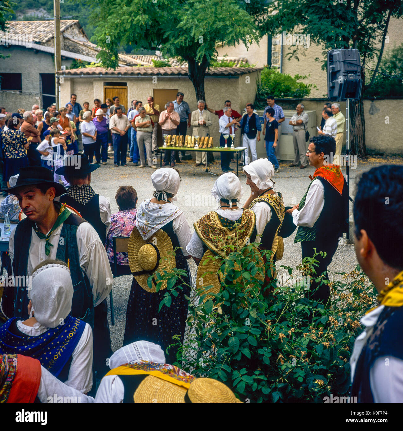 Groupe folklorique et visiteurs, cérémonie de remise des prix, marché annuel du bétail et foire du village, Montfroc, Drôme, Provence, France, Europe Banque D'Images