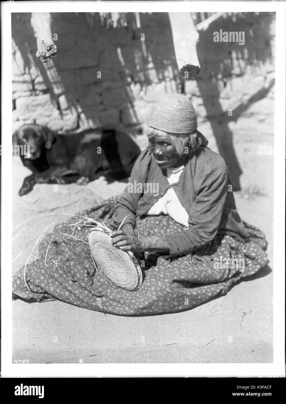 Maria Casseri, un Coahuilla Indian vannier, au travail, en Californie, ca.1899 (4747) du SHC Banque D'Images