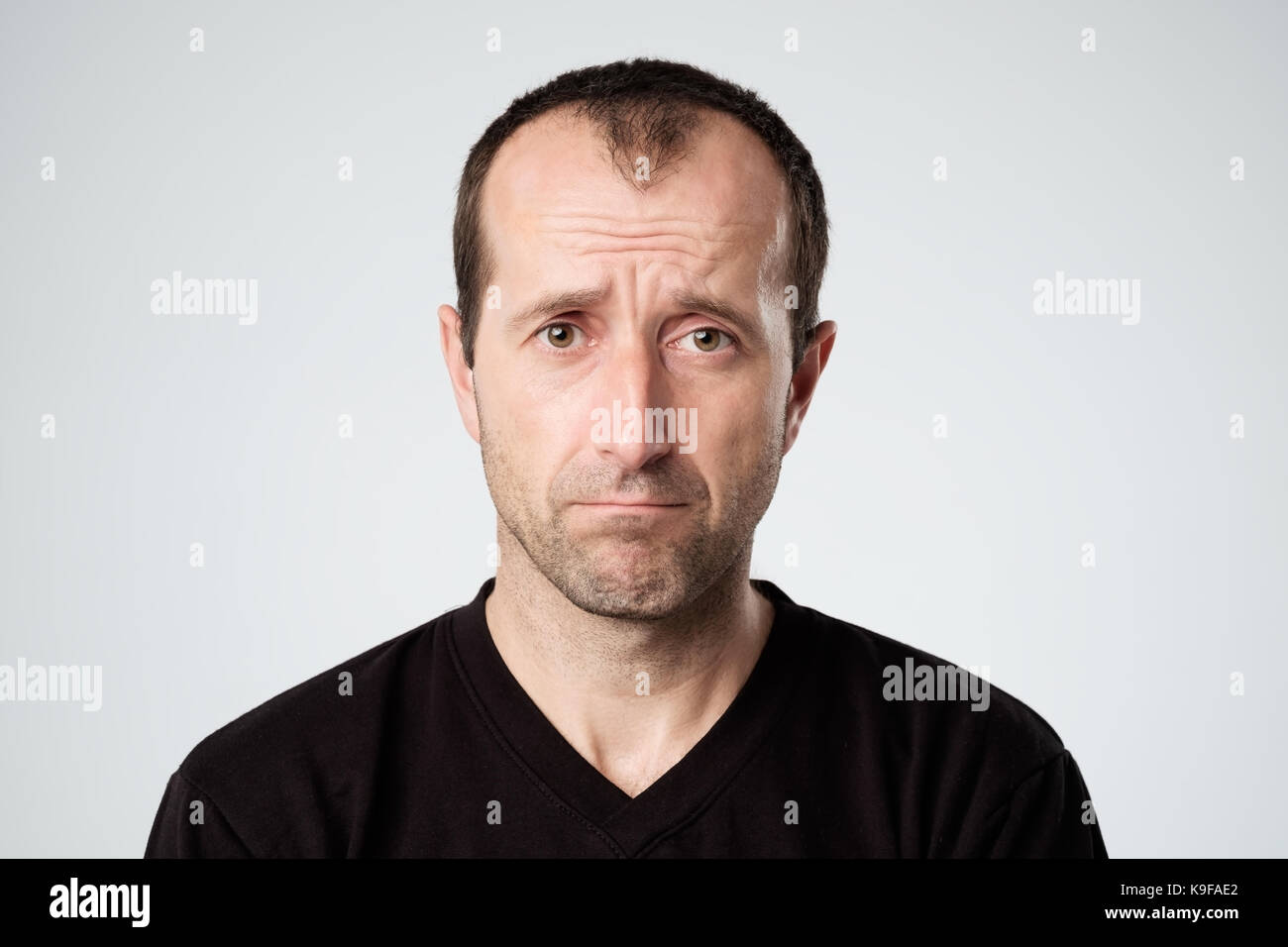 Portrait homme triste. Il est déçu par la perte d'un emploi. Banque D'Images