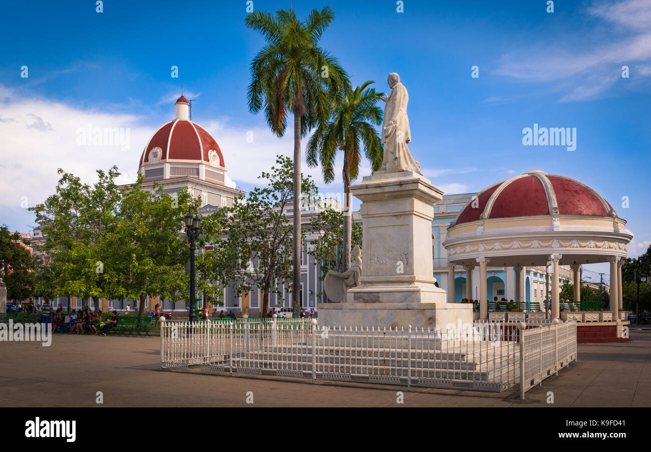 Avis de Jose Marti park avec la statue de Jose Marti, Cienfuegos, Cuba Banque D'Images