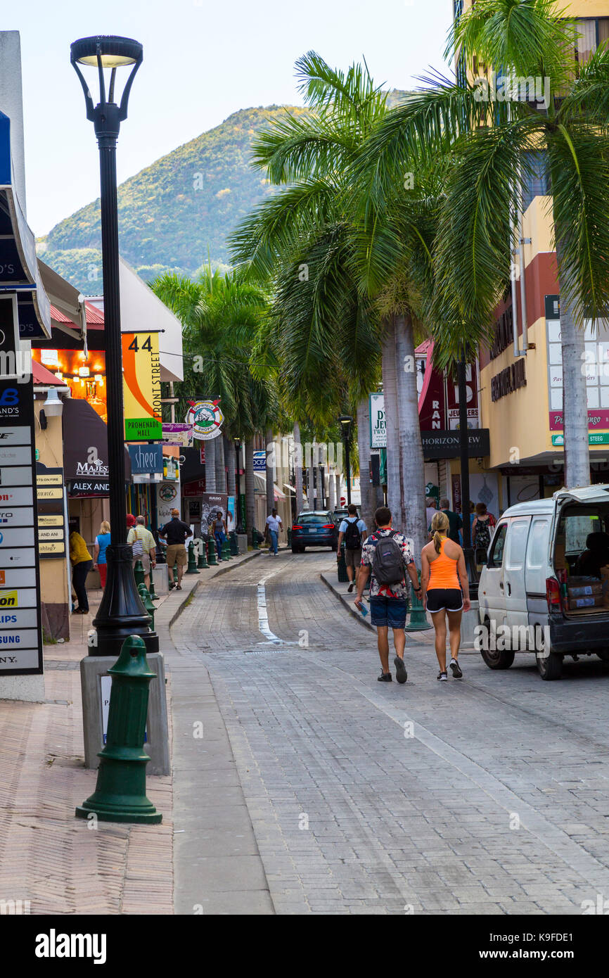 Philipsburg, Saint Martin. La rue Front, le matin tôt. Banque D'Images