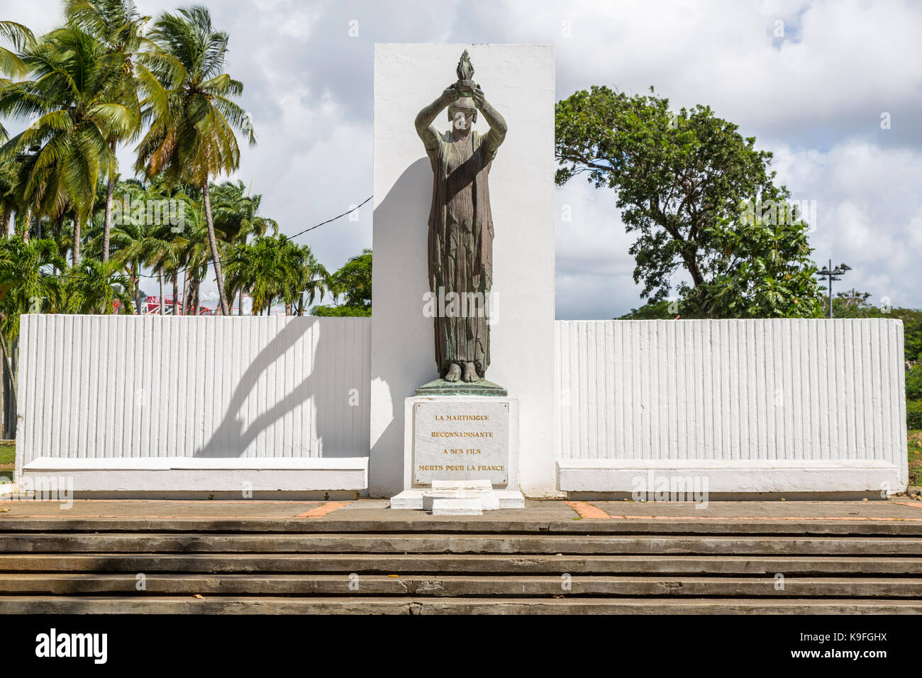 Fort-de-France, Martinique. La savane du Parc. Monument aux morts à la guerre. 'Martinique reconnaît ses fils morts pour la France". Banque D'Images