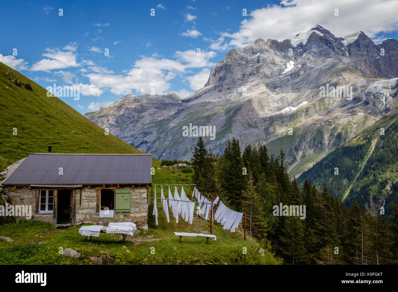 Des draps blancs propres et croustillants dans la belle vallée de Lauterbrunnen en Suisse Banque D'Images