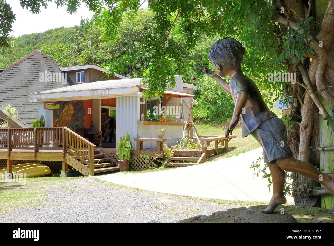Sculptures en plein air d'un garçon avec Turnbull studios and gallery à l'arrière. Wailuku, Maui, Hawaii Banque D'Images