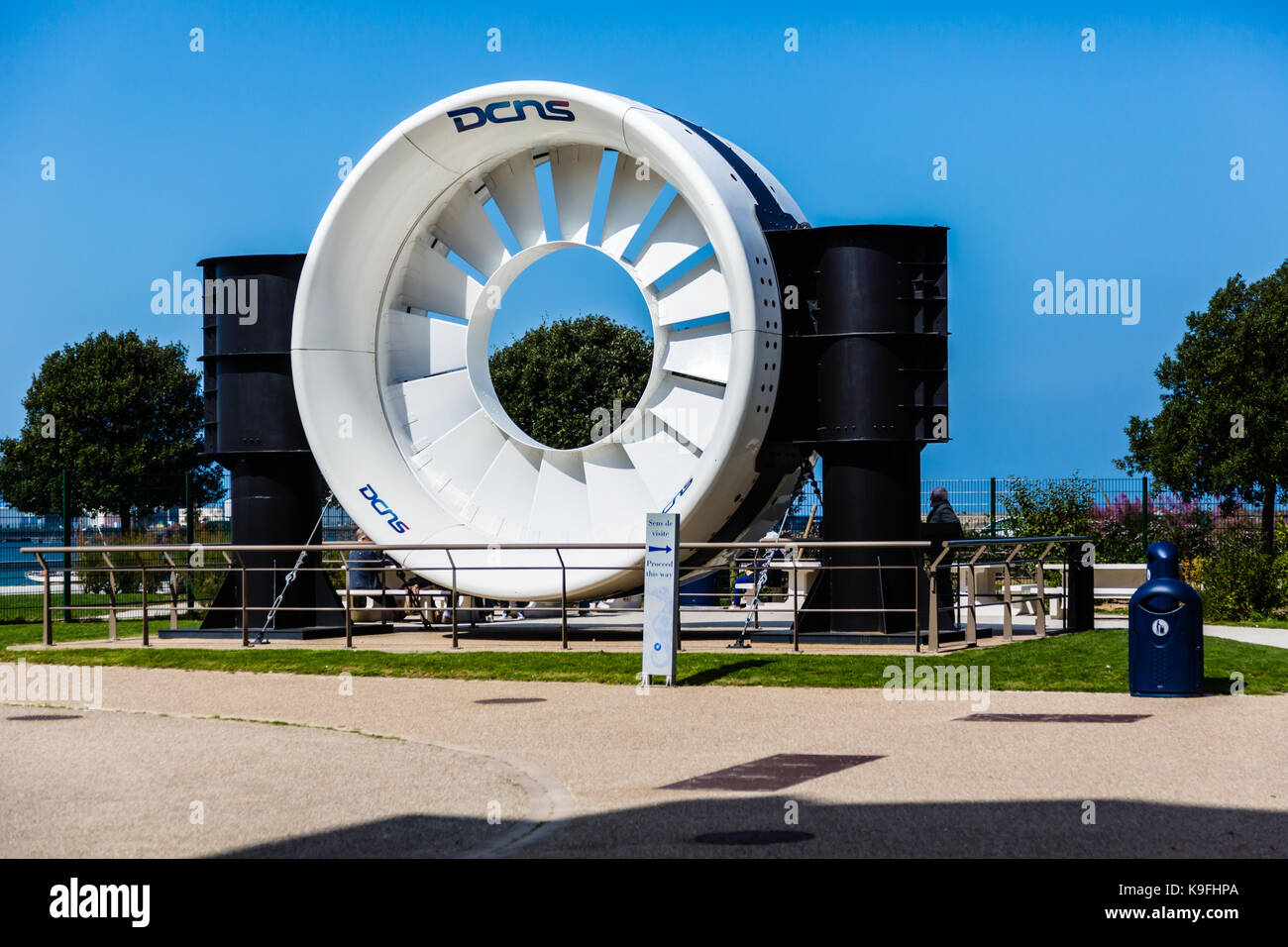 La ville à l'éolienne géante de la mer (la cité de la mer) Banque D'Images