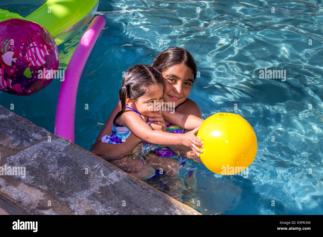 2, deux filles, sœurs, hispanique, jouant dans une piscine, piscine, piscine d'eau douce, Castro Valley, comté d'Alameda, Californie Banque D'Images
