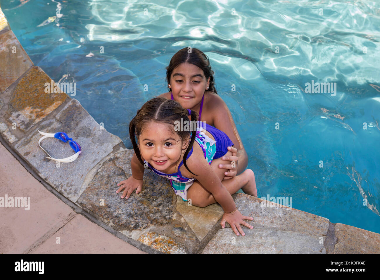 2, deux filles, sœurs, hispanique, jouant dans une piscine, piscine, piscine d'eau douce, Castro Valley, comté d'Alameda, Californie Banque D'Images