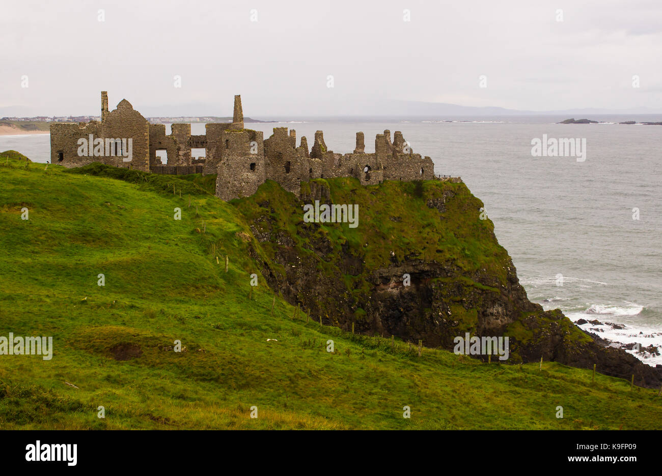 Les ruines historiques du château de Dunluce près des moulins à Bushmills sur la côte nord de l'Antrim en Irlande du Nord sont souvent utilisées comme lieu de tournage dans des drames d'époque Banque D'Images