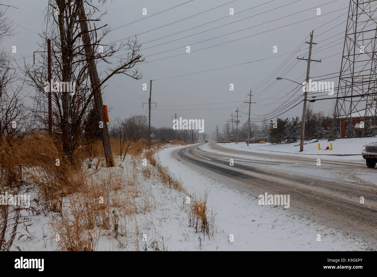 La neige en hiver sur la route des chasse-neige garder la route ouverte durant la tempête Banque D'Images