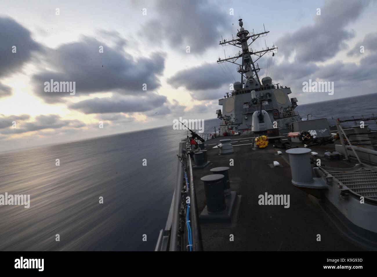 La classe Arleigh Burke destroyer lance-missiles USS Donald Cook (DDG 75) les transits de l'Océan Atlantique Banque D'Images