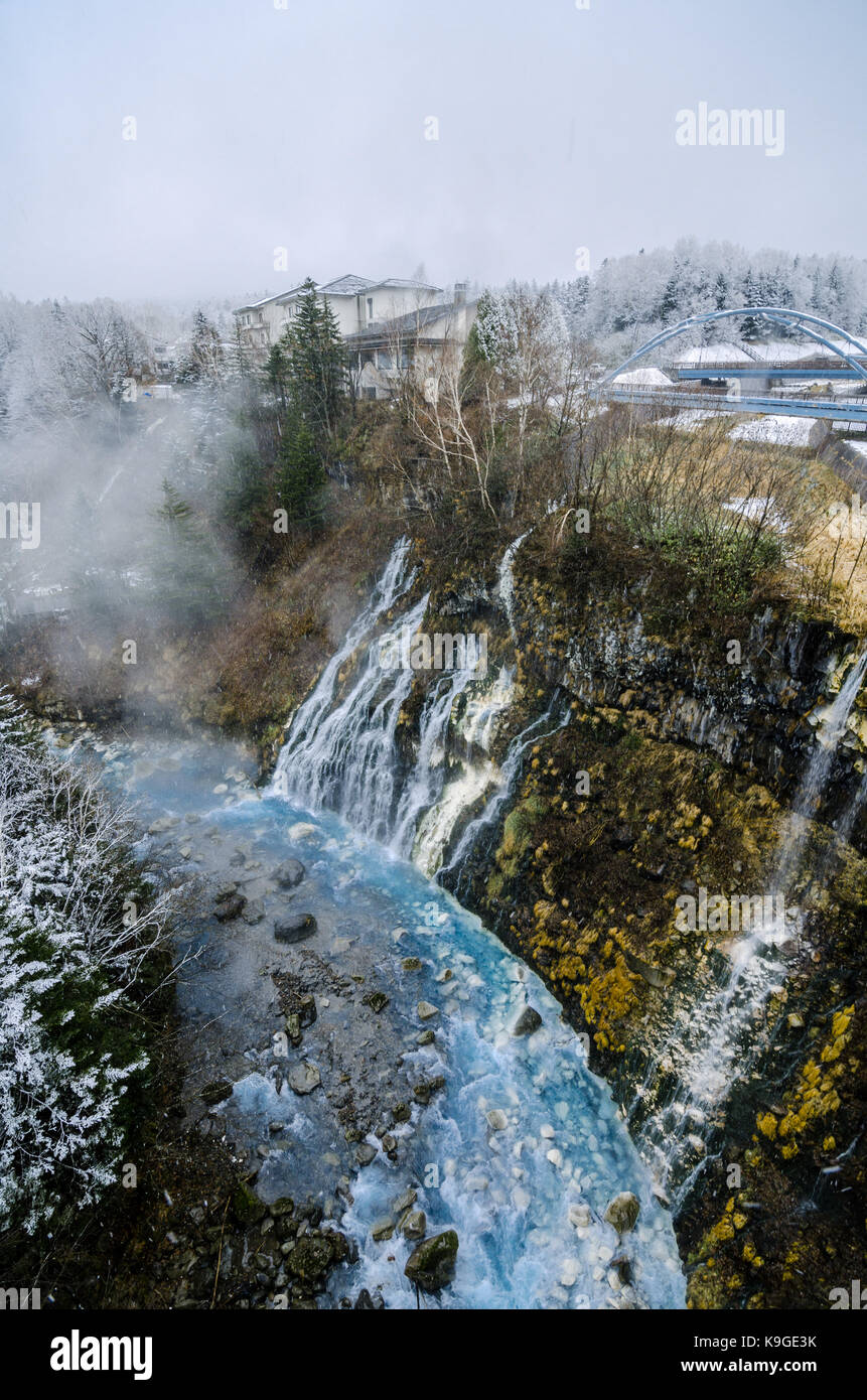 Shirogane Hot spring village de Biei Ville, se dresse cette cascade de 30 mètres de hauteur. L'eau qui s'écoule dans les écarts entre les rochers ressemble à une barbe blanche. Banque D'Images