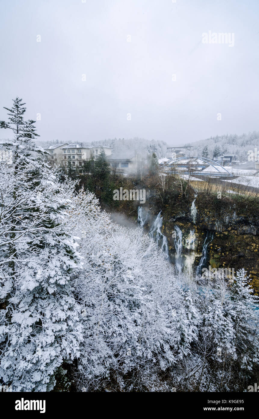 Shirogane Hot spring village de Biei Ville, se dresse cette cascade de 30 mètres de hauteur. L'eau qui s'écoule dans les écarts entre les rochers ressemble à une barbe blanche. Banque D'Images