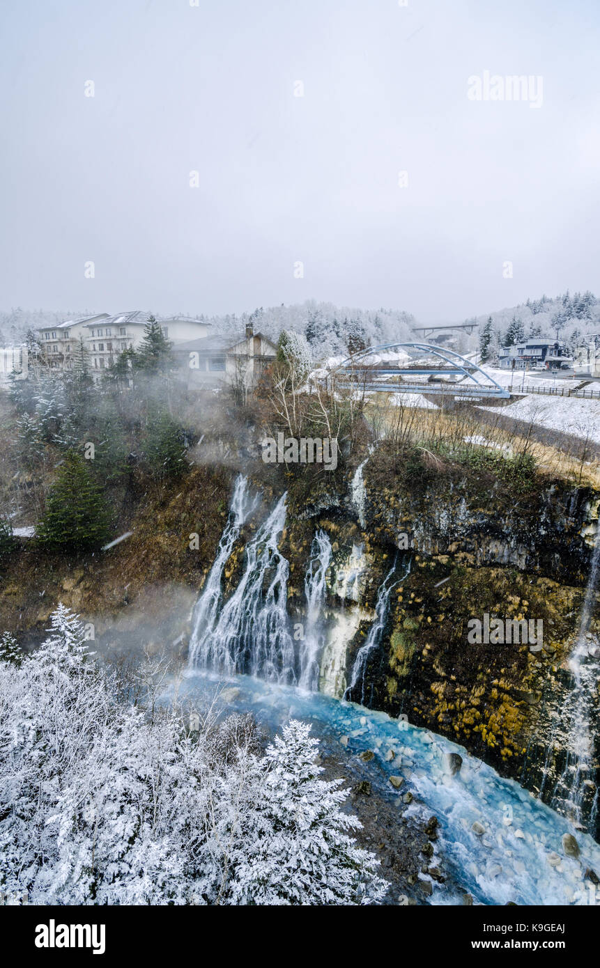 Shirogane Hot spring village de Biei Ville, se dresse cette cascade de 30 mètres de hauteur. L'eau qui s'écoule dans les écarts entre les rochers ressemble à une barbe blanche. Banque D'Images