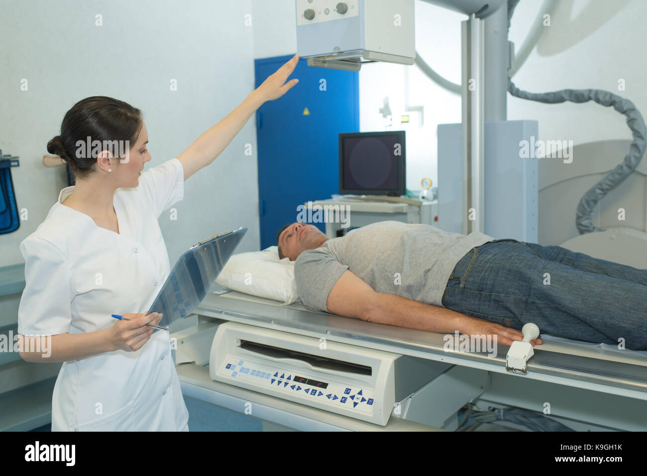 Femme médecin à la recherche au patient en cours ct scan Banque D'Images