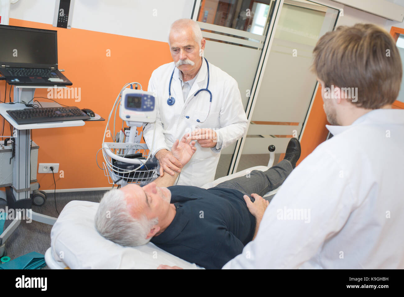 Consulter un médecin au patient l'hôpital Banque D'Images