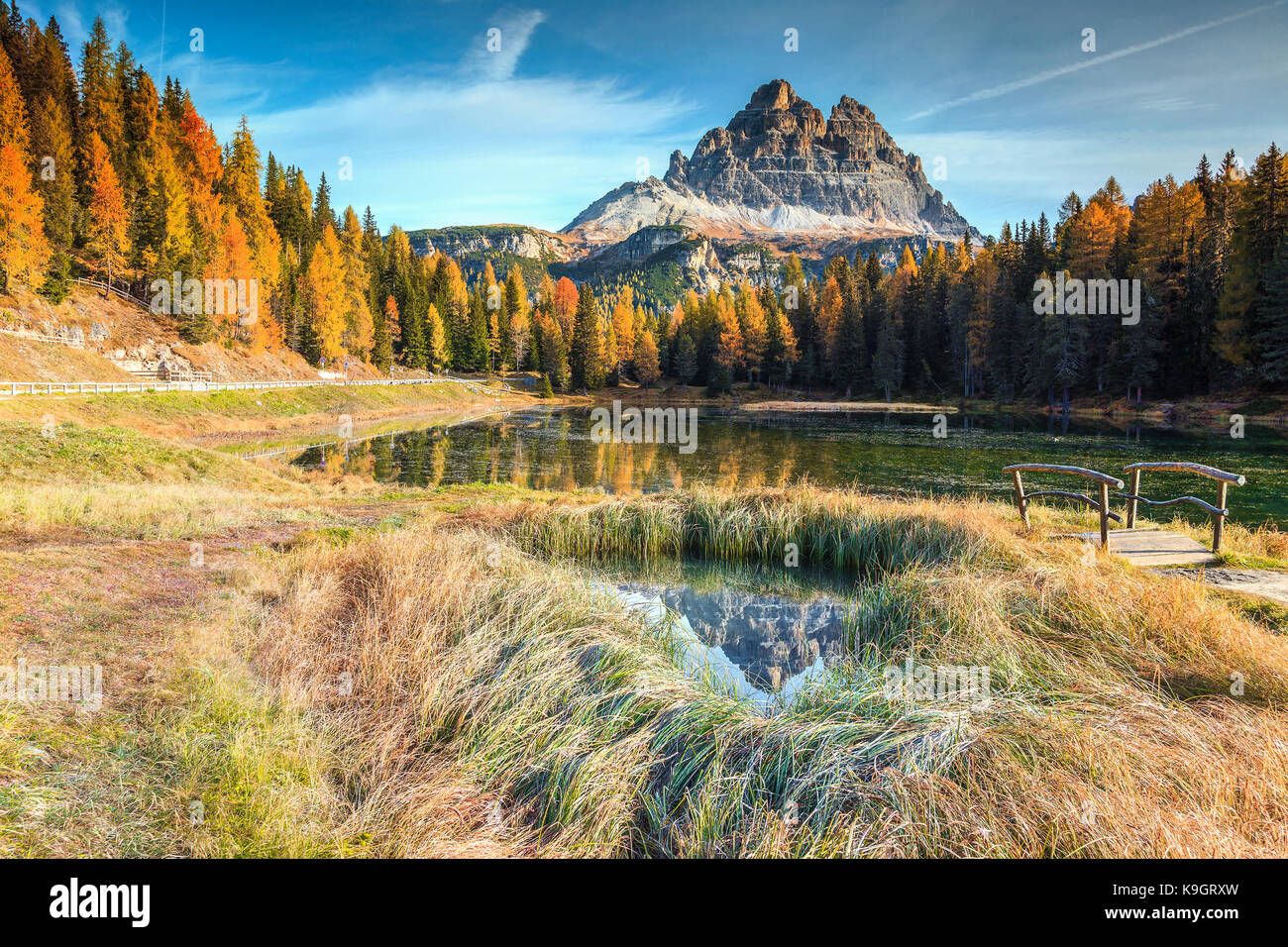 Paysage d'automne fantastique glacier alpin,lac et arbres de pin jaune, antorno lake avec de célèbres Tre Cime di Lavaredo peaks en arrière-plan, dolomites, il Banque D'Images