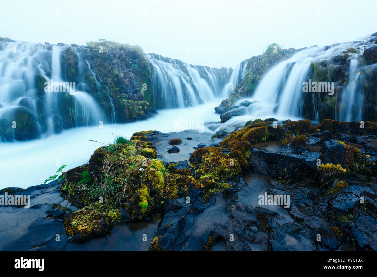 Chute d'bruarfoss dans l'heure d'été Banque D'Images