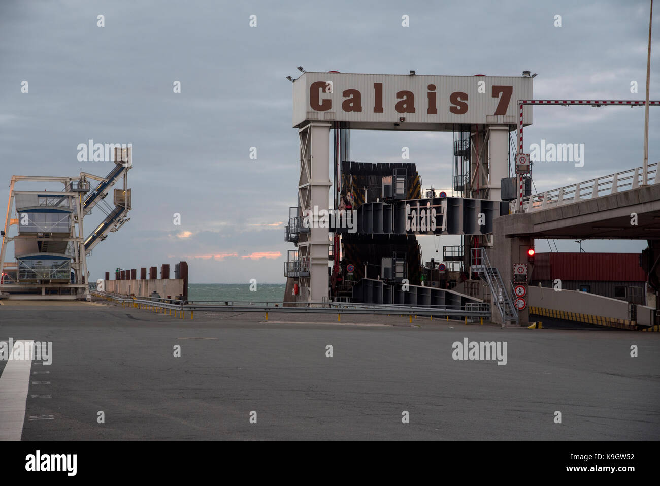 Rampe de chargement pour le quai 7 à Calais ferry port, dusk Banque D'Images