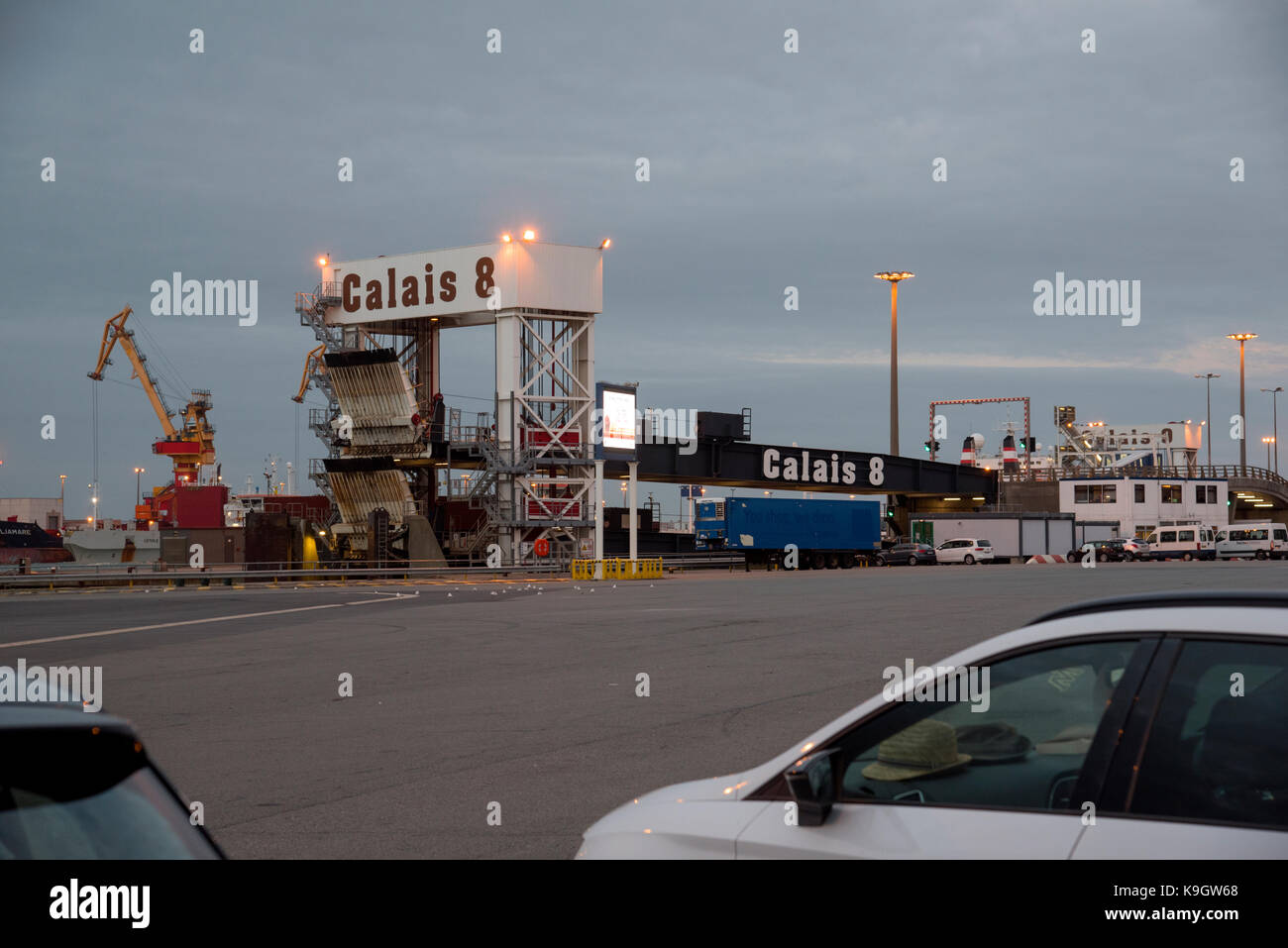 Rampe de chargement pour le quai 7 à Calais ferry port, dusk Banque D'Images
