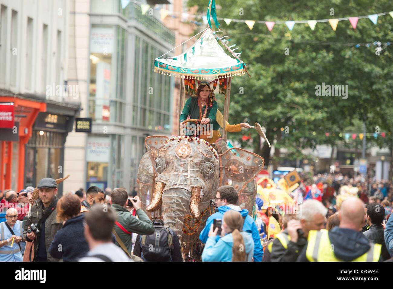 L'Étienne, grandeur nature, d'un éléphant mécanique issus de pièces de bicyclette, de métal et d'autres matériaux recyclés à rangeeli - couleurs de parade de Birmingham qui célèbre l'héritage de la ville avec une touche asiatique du sud. Banque D'Images