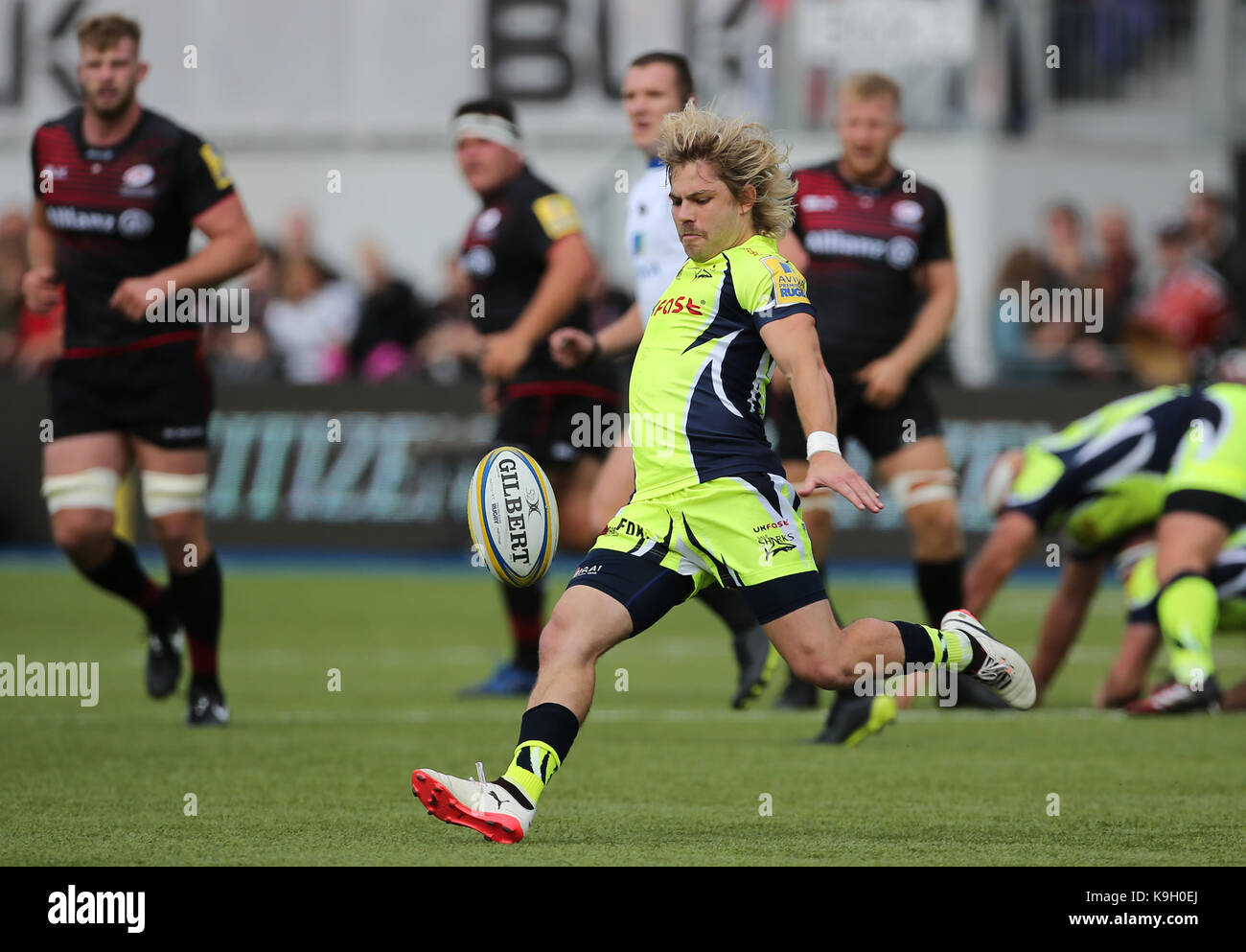 Sale Sharks' aj macginty kicks avant pendant le match aviva premiership à barnet copthall, Londres. Banque D'Images