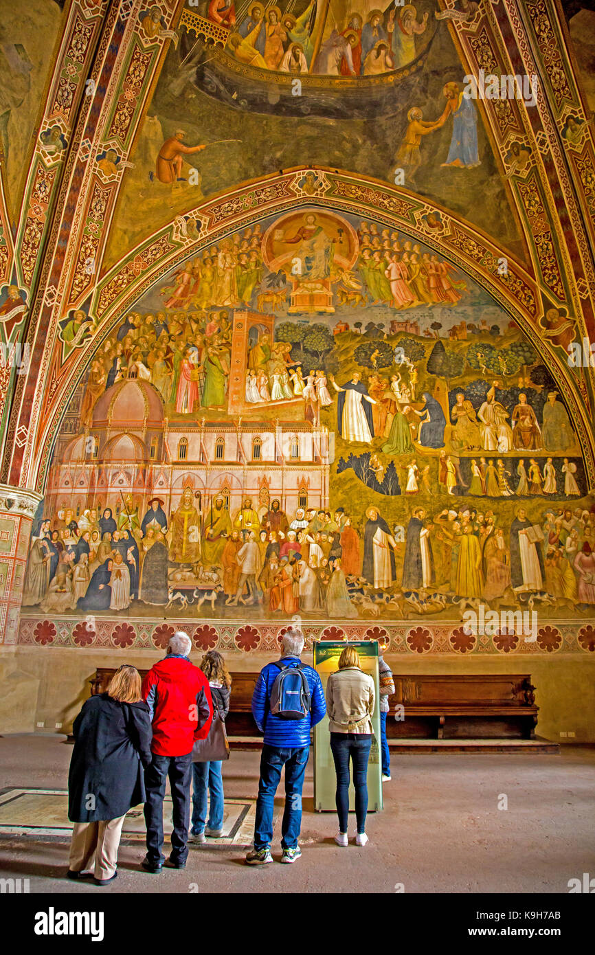 Les gens d'admirer l'église militante et l'Église triomphante par Andrea di Buonaiuto dans la chapelle des Espagnols de l'église Santa Maria Novella en fl Banque D'Images