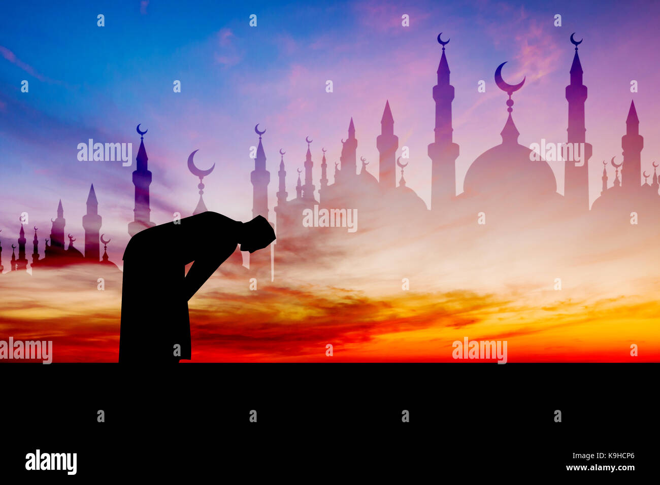 Organisation Islamique Pour L Homme Qui Prie La Priere Musulmane Dans Le Crepuscule Du Temps Photo Stock Alamy