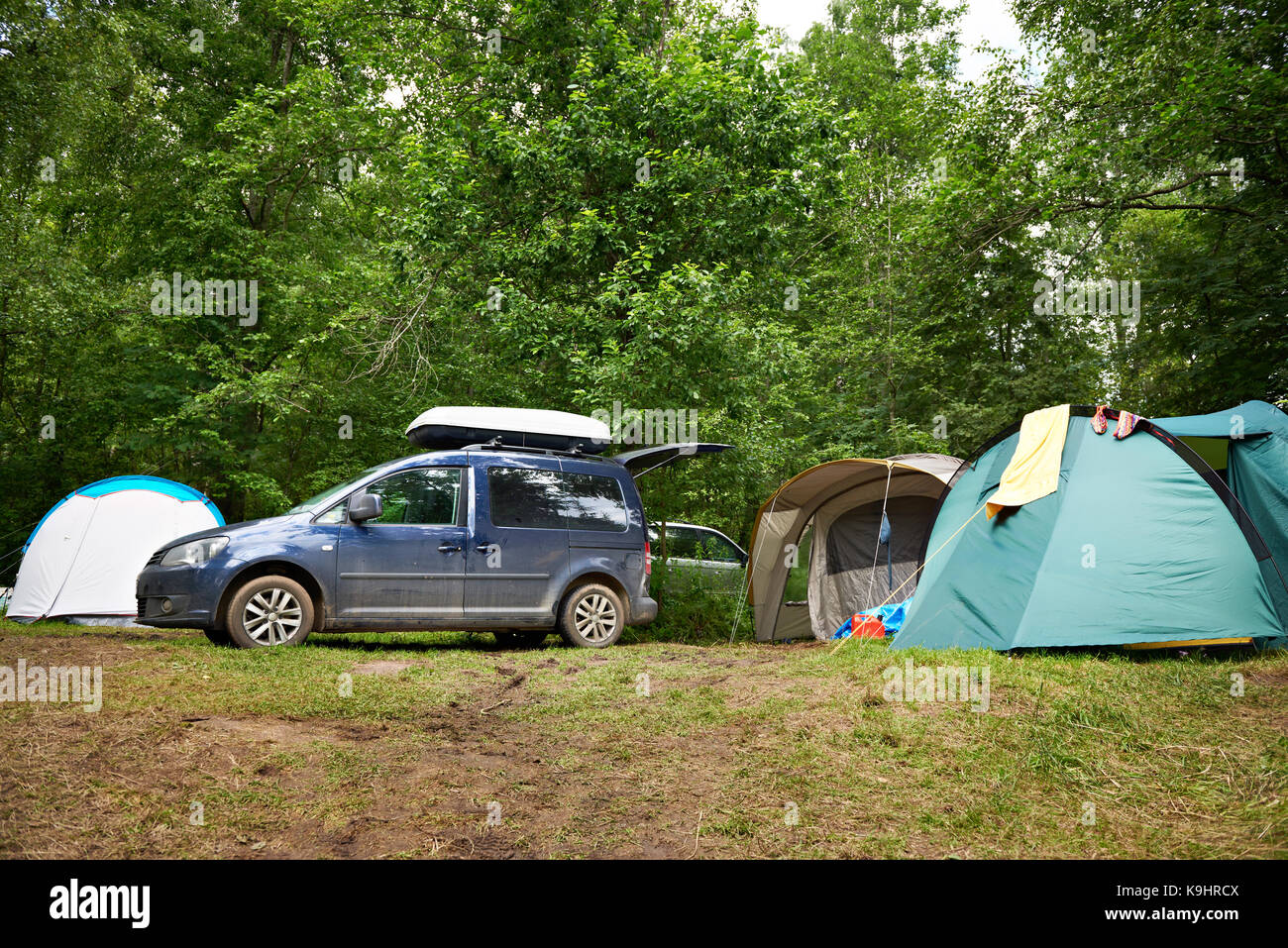 Voiture avec un toit et les tentes de camping Banque D'Images